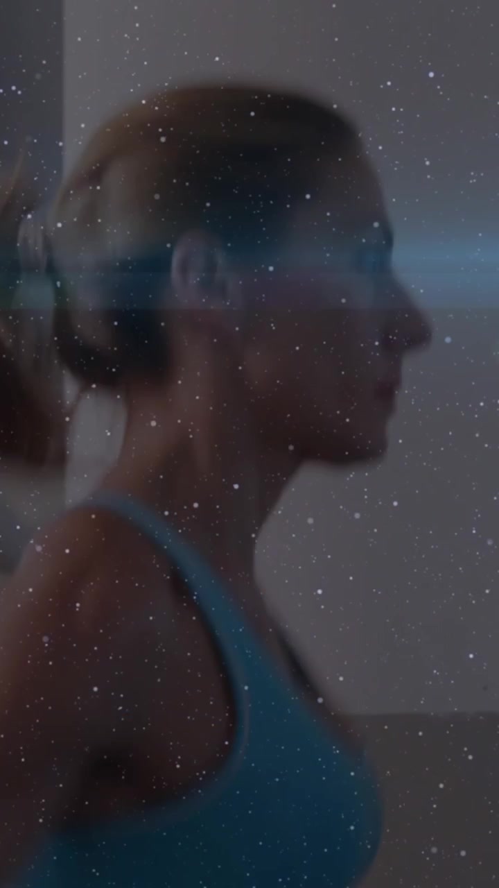 Animazione di donna caucasica che corre sul tapis roulant in palestra con luce blu che si muove in primo piano