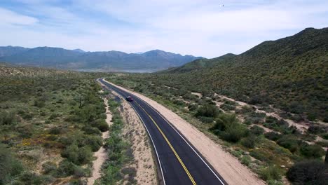 lento ascenso aéreo desde el nivel de la carretera donde el tráfico regresa a scottsdale desde el lago bartlett, bosque nacional tonto, desierto sonorense, arizona, concepto: transporte, viaje, primavera