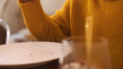 Dolly-Nahaufnahme-Einer-Person,-Die-Einen-Bissen-Einer-Brioche-Nimmt,-Die-Zum-Frühstück-Auf-Einem-Teller-Liegt