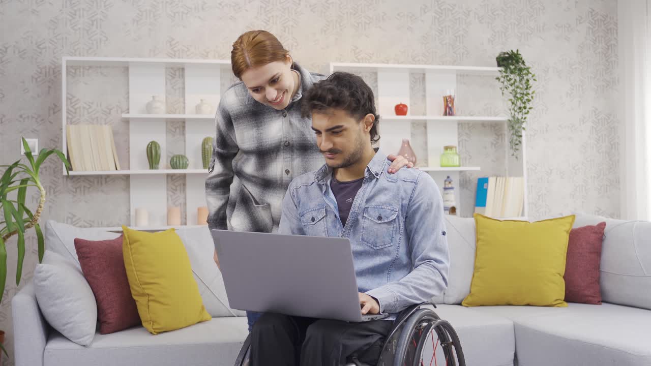 ayudando a un hombre discapacitado en silla de ruedas.