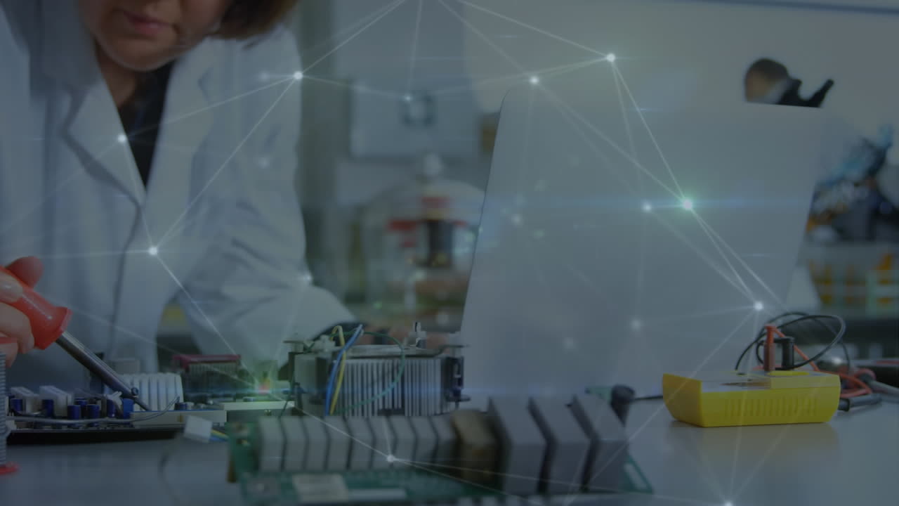 animación de la red de conexiones sobre la mujer científica caucásica en el laboratorio