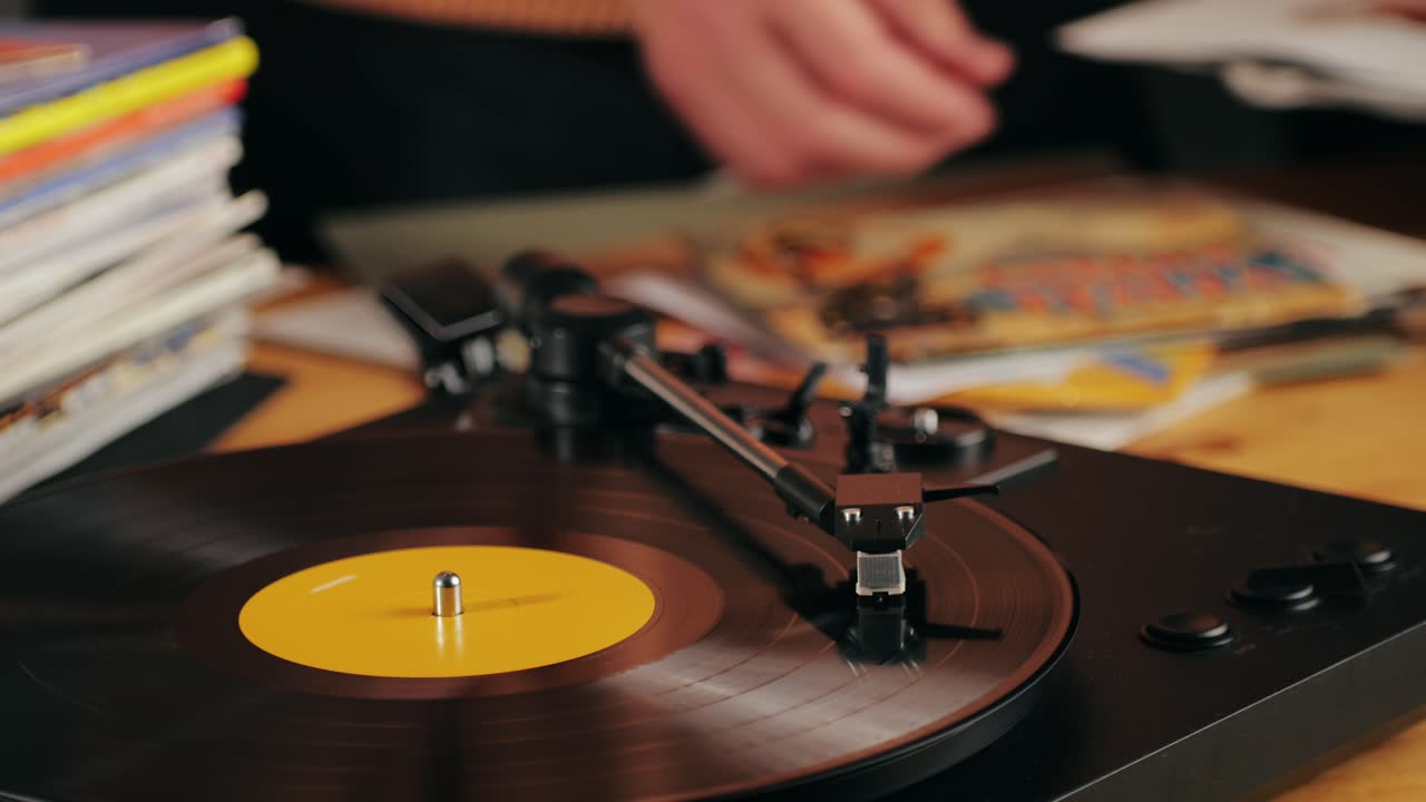 Retro vinylpladespiller spiller musik, nærbillede makrooptagelse af vintage LP-plade gammel fonograf der drejer rundt. Retro musikafspiller