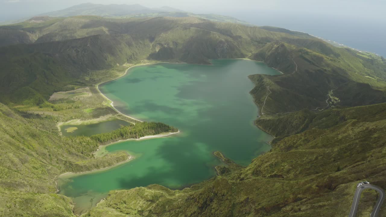 아조레스 제도의 라고아 두 포고 호수의 높은 비행 공중 드론 샷