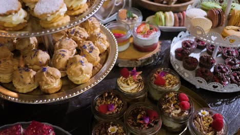 Nahaufnahme-Von-Macarons,-Muffins,-Gebäck,-Cupcakes-Und-Kuchen-Desserttisch-Am-Hochzeits-Desserttisch-–-Ein-Buffet-Mit-Süßigkeiten-In-Nahaufnahme