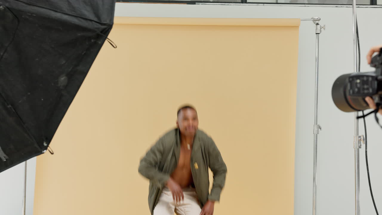 moda, sesión de fotos en el estudio y un hombre negro
