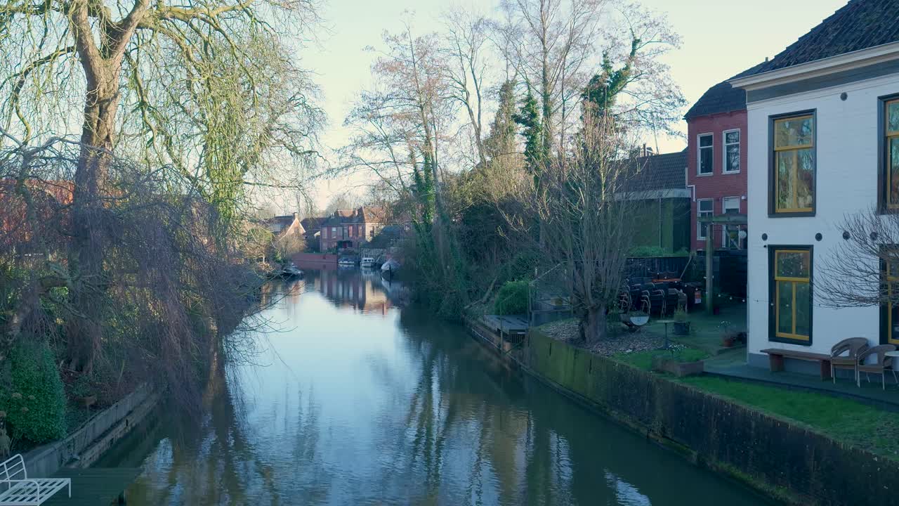Canale Pacifico che Scorre Attraverso un Villaggio Europeo con Case e Alberi