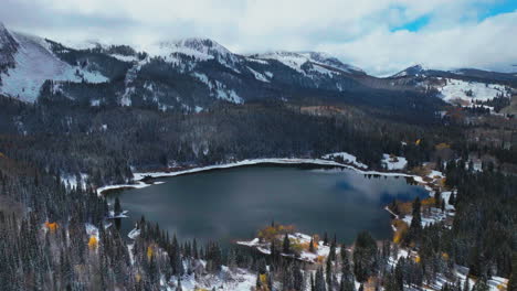 Superior-Inferior-Lago-Perdido-Paso-Kebler-Aéreo-Cinematográfico-Drone-Crestado-Butte-Gunnison-Colorado-Estaciones-Chocar-Temprano-Otoño-álamo-Temblón-Rojo-Amarillo-Naranja-Bosque-Invierno-Primero-Nieve-Polvo-Montañas-Rocosas-Adelante