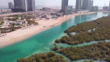 Toma-Aérea-En-Círculos-Del-Espacio-Recreativo-Al-Reem-Y-Los-Manglares-En-Un-Día-Soleado