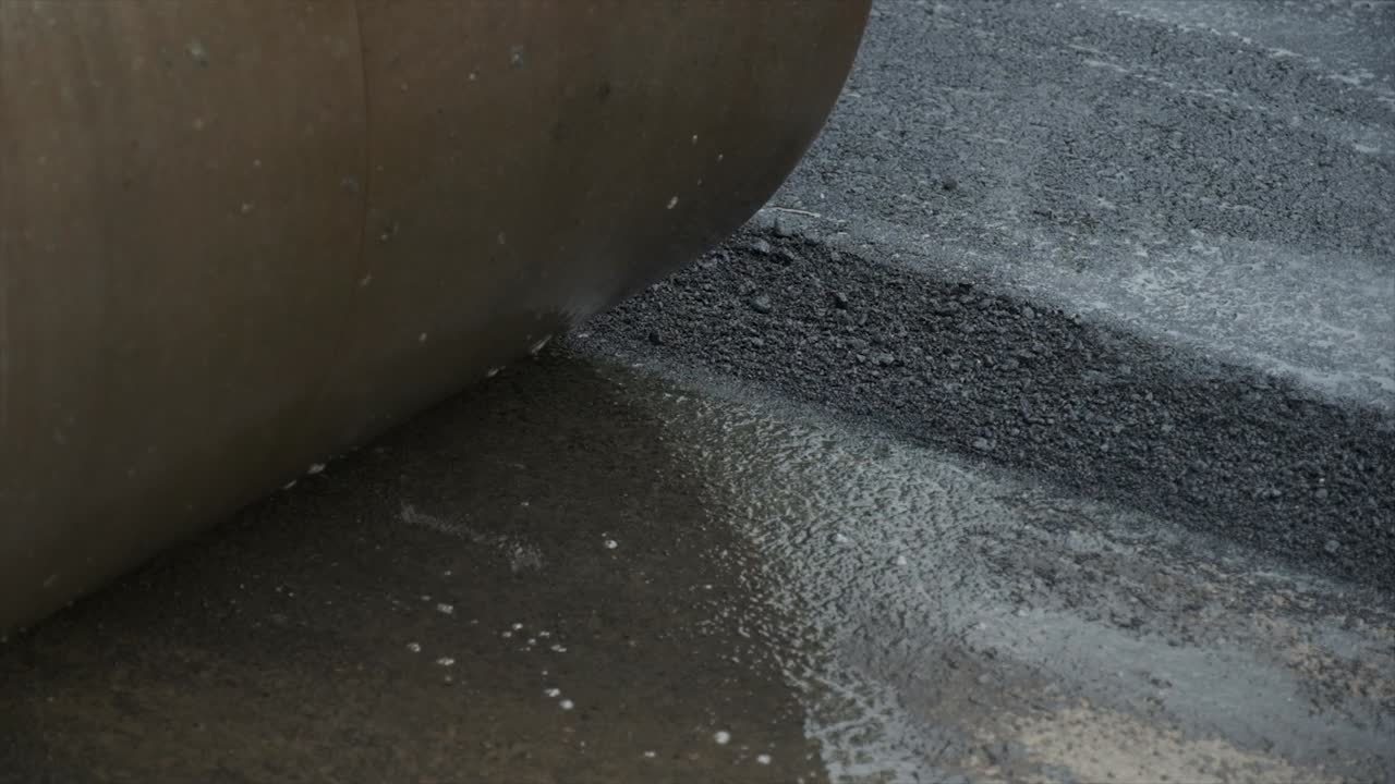 타 ⁇  롤러를 사용하여 아스팔트 도로 표면을 압축, 압축, 평준화 및 평평화하여 도로 건설 인프라를 아스팔트하는 과정