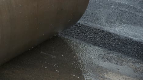 proceso de asfaltado de la infraestructura de construcción de carreteras comprimiendo, compactando, nivelando y suavizando la superficie de la carretera de asfalto utilizando un rodillo en tándem