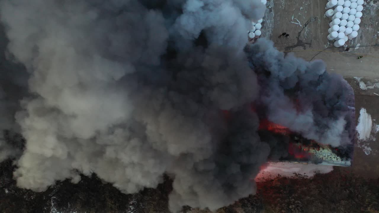 vista aérea de un gran incendio en un edificio