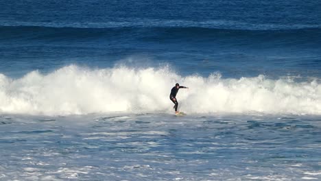 Nahaufnahme-Des-Surfers,-Der-An-Den-Stränden-Von-Eutope-Im-Meer-Surft