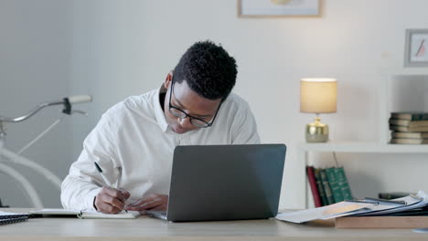 Hombre-De-Negocios-Negro-Escribiendo-Notas-Mientras-Trabaja