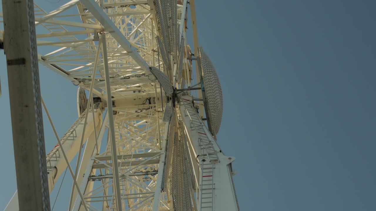 колесо обозрения и голубое небо