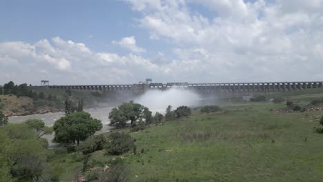 La-Antena-Se-Acerca-A-La-Represa-Hidroeléctrica-Desde-Aguas-Abajo-A-Medida-Que-Se-Libera-El-Agua