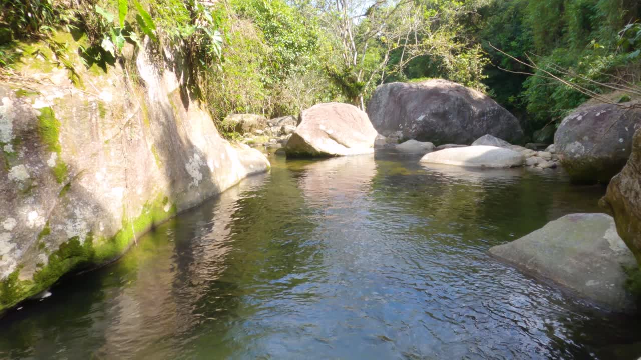 pozo de agua profunda formado naturalmente por grandes piedras en una cascada en angra dos reis