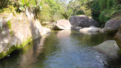 Pozo-De-Agua-Profunda-Formado-Naturalmente-Por-Grandes-Piedras-En-Una-Cascada-En-Angra-Dos-Reis