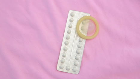 paquete de pastillas anticonceptivas con condón