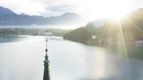 Vista-Panorámica-Del-Lago-Bled-Y-Sus-Alrededores-En-Eslovenia---órbita-Aérea