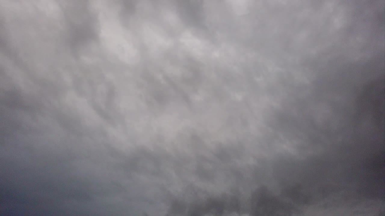 서로 교차하는 층형 구름의 연기가 한 으로 하늘의 타임스