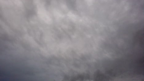 el cielo transcurre en el tiempo con densos bancos de nubes estratiformes humeantes que se cruzan entre sí.