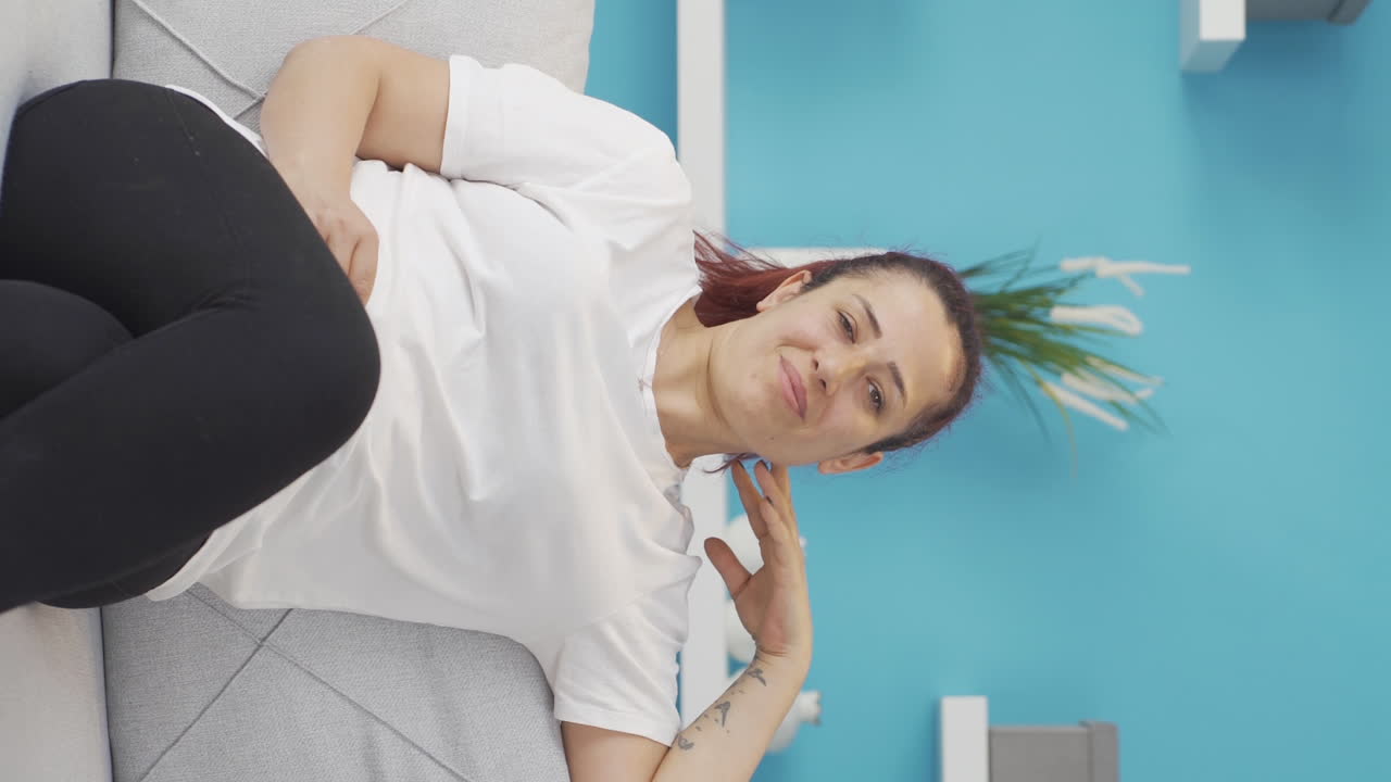 행복하고 평화로운 여성의 수직 비디오.