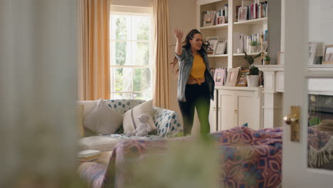 mujer joven divertida bailando en casa divirtiéndose chica adolescente celebrando con movimientos de baile geniales disfrutando de la libertad el fin de semana 4k