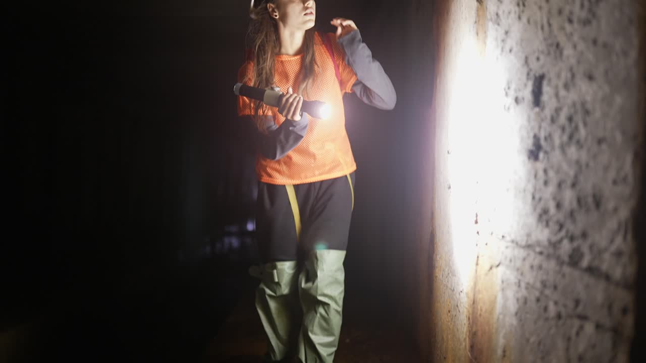 mujer ingeniera en un túnel subterráneo