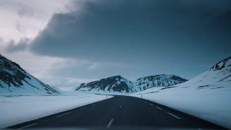 POV-Fahrvideo-Durch-Die-Verschneite-Landschaft-Nordislands-Bei-Sonnenuntergang,-Das-Die-Ruhige-Schönheit-Des-Winters-Und-Das-Sanfte-Licht-Einfängt