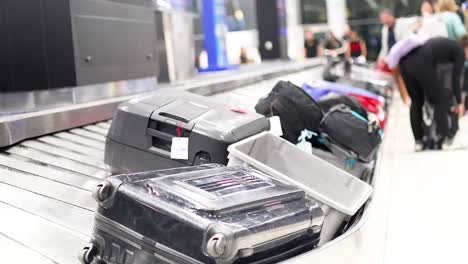 airport baggage claim conveyor belt