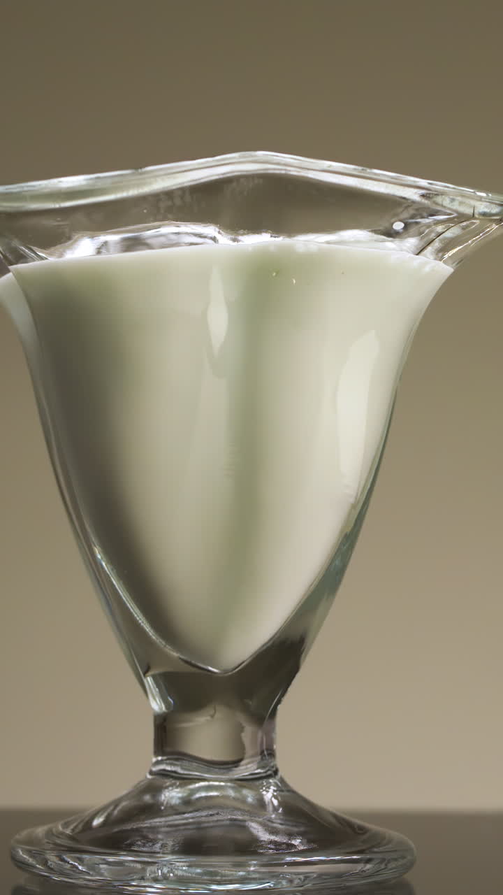 cuenco de vidrio de leche o yogur