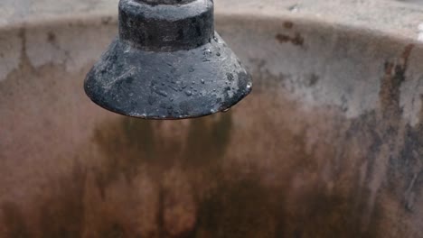 Wassertropfen-Langsam-An-Einem-öffentlichen-Brunnen