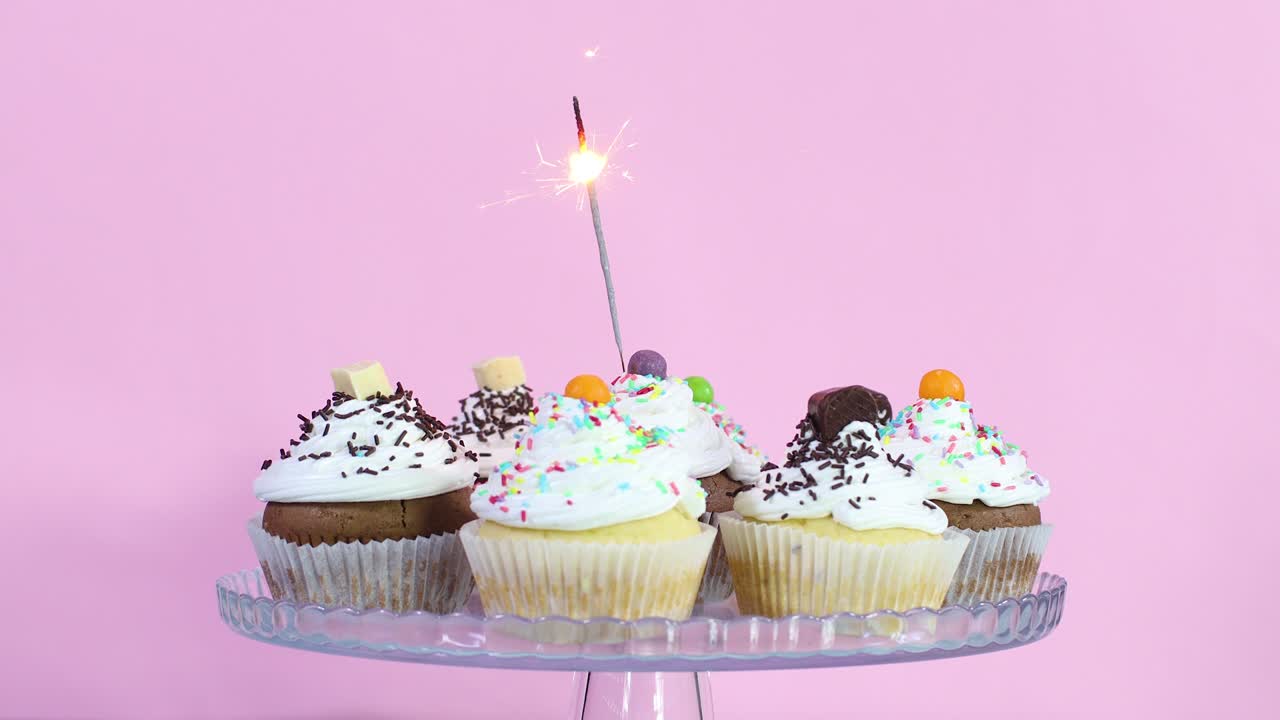 Candela accesa su cupcake serviti sul piatto per una festa di compleanno.