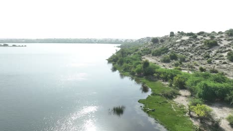 orillas del lago botar en sanghar, sindh, pakistán