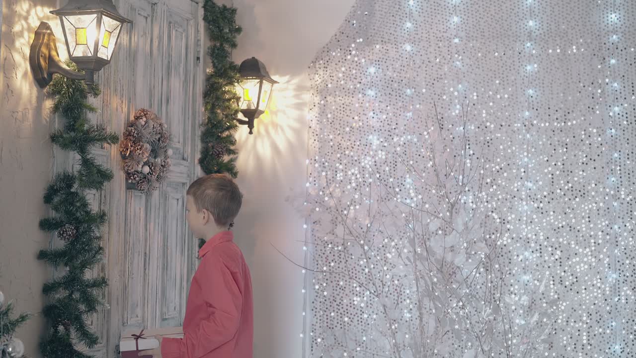 hijo con camisa roja llama a una hermosa puerta vintage