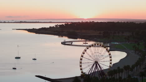 Amanecer-Sobre-Las-Vistas-De-La-Bahía-De-Corio-De-Geelong,-Australia-Aérea