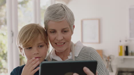 Abuela-Y-Niño-Usando-Tableta-Teniendo-Video-Chat-Niño-Compartiendo-Fin-De-Semana-De-Vacaciones-Con-Abuela-Disfrutando-Charlando-Sobre-Tecnología-Móvil-En-Casa-Con-Nieto