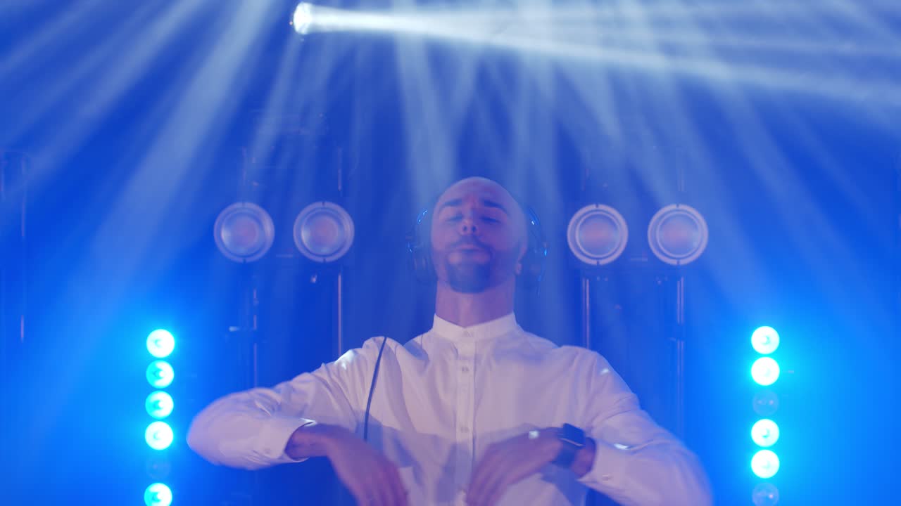 파티 콘서트 뮤지션 무대에서 춤을 추는 에너지 넘치는  ⁇ 머리 남자의 라이브 dj 공연