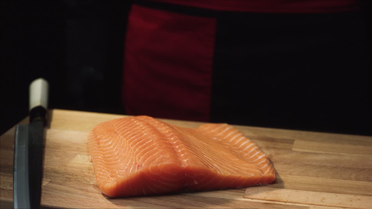 chef preparando salmón crudo
