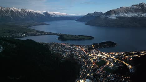 Resort-destination-Queenstown-on-lakeshore,-surrounded-by-mountains