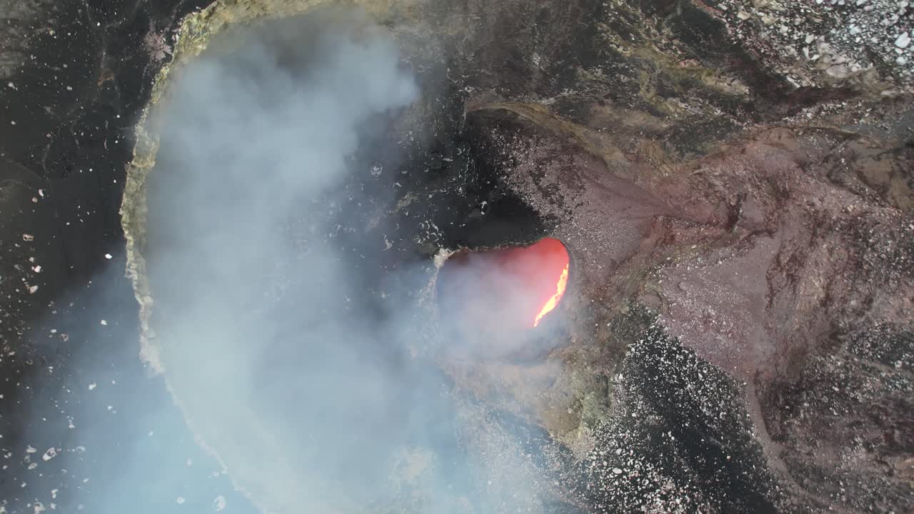 니카라과의 "지옥의 입"인 마사야의 붉은 용암 호수 위로 놀라운 회전 하강 공중 촬영