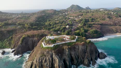 Vista-Por-Drones-Del-Forte-De-Nossa-Senhora-Dos-Remedies-En-El-Archipiélago-De-Fernando-De-Noronha,-Brasil