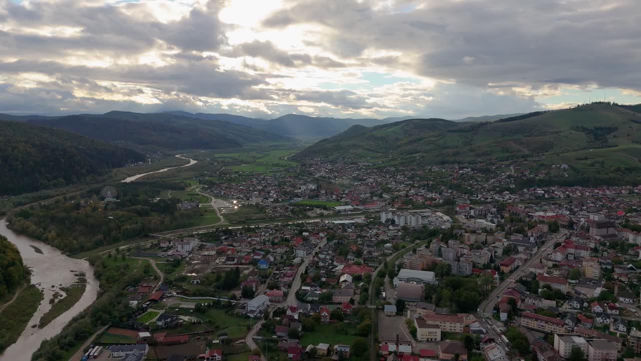 vista aérea de una ciudad en un valle de montaña