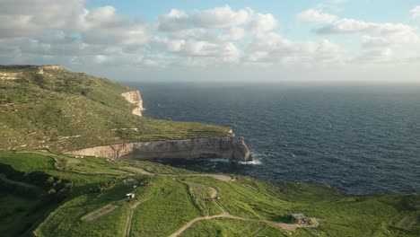 Antenne:-Steilküstenküste-In-Malta-Mit-Tosendem-Blauem-Mittelmeer