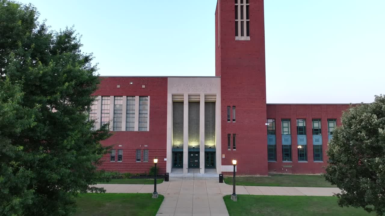 escuela secundaria de ladrillo en ee.uu. en el anochecer durante el atardecer