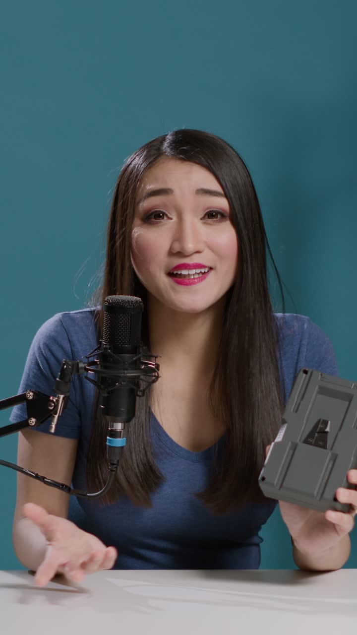 Donna asiatica che conduce un podcast