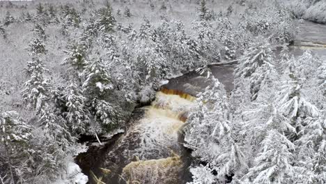 Winterluftaufnahme-Des-Tahquamenon-Falls-State-Park