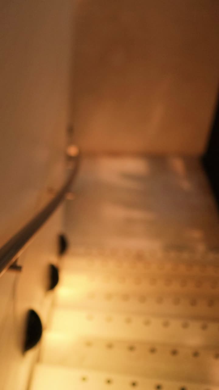 спускающаяся лестница с теплым освещением и теней