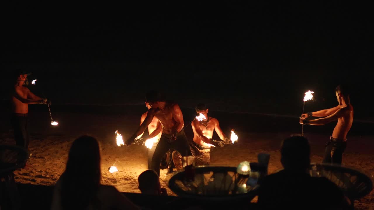 Espetáculo de Fogo na Praia à Noite