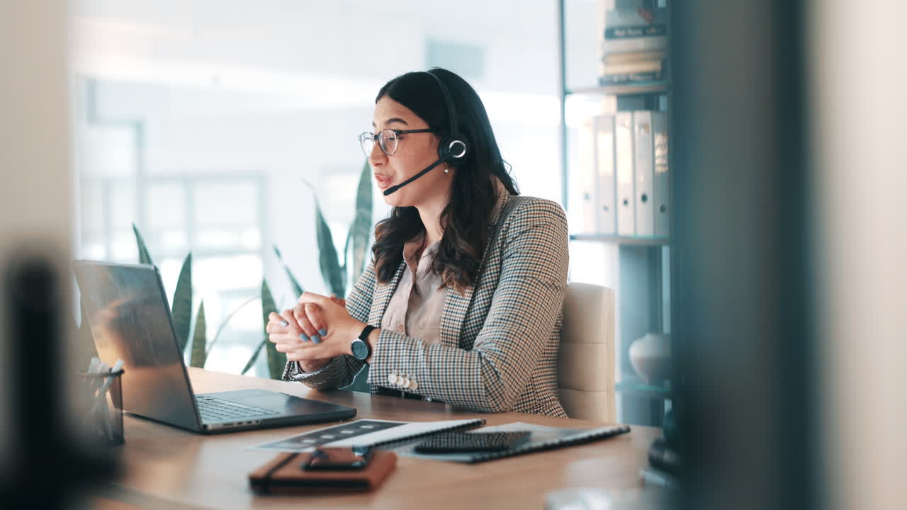 recepcionista, consultoría y portátil con negocios